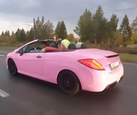 Жена миллионера прокатилась по Набережным Челнам на розовом кабриолете